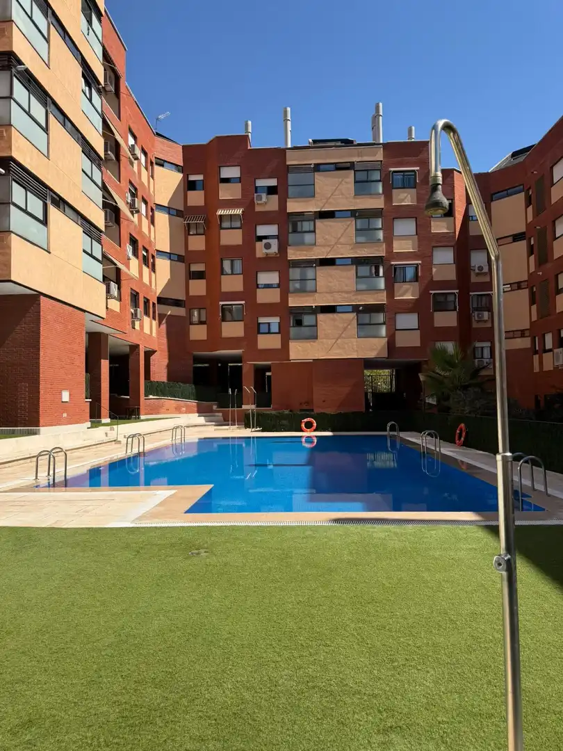 Schwimmbecken von Wohnung zur Miete in Madrid mit Heizung, Privatgarten und Parkett