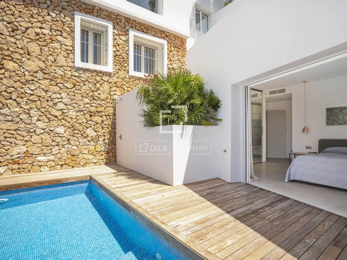 Vista exterior de Casa o xalet en venda en Sant Antoni de Portmany amb Aire condicionat, Terrassa i Traster