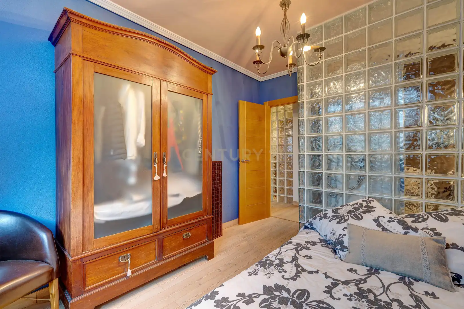 Schlafzimmer von Einfamilien-Reihenhaus zum Verkauf in Anguciana mit Privatgarten, Abstellraum und Schwimmbad