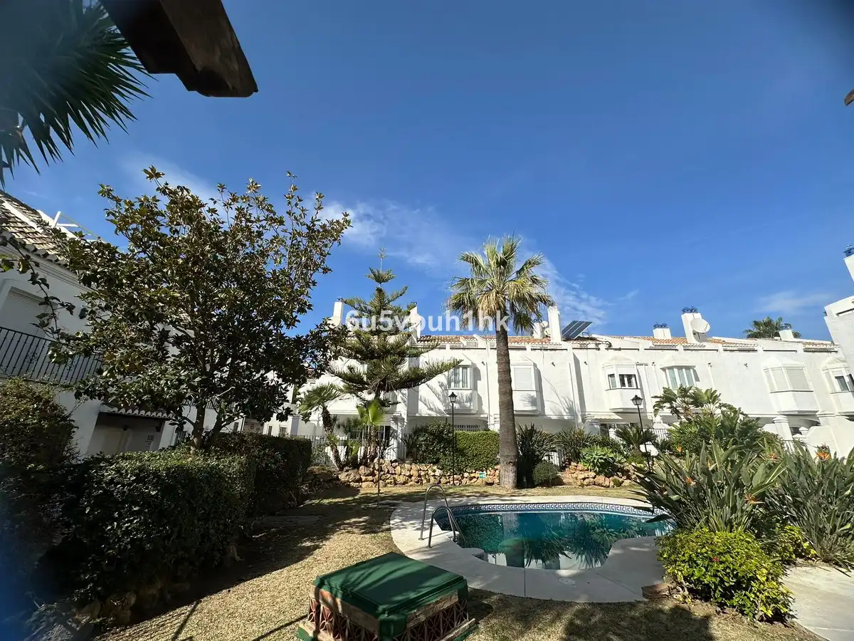 Vista exterior de Casa adosada de lloguer en Marbella amb Aire condicionat, Jardí privat i Piscina