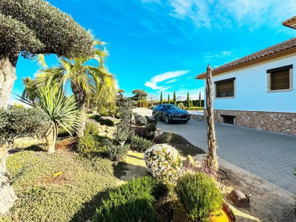 Vista exterior de Casa o xalet en venda en Orihuela amb Aire condicionat, Jardí privat i Traster