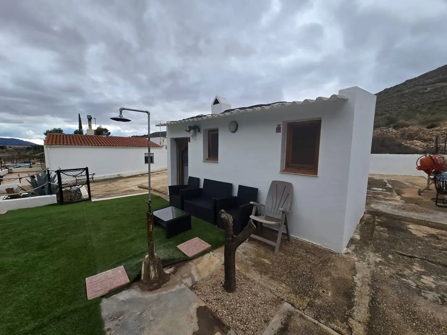 Vista exterior de Casa o xalet en venda en Yecla amb Jardí privat, Terrassa i Piscina