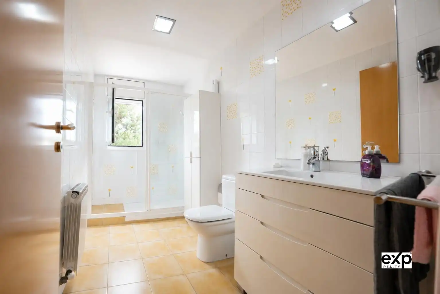 Badezimmer von Haus oder Chalet zum Verkauf in Calafell mit Heizung, Privatgarten und Terrasse