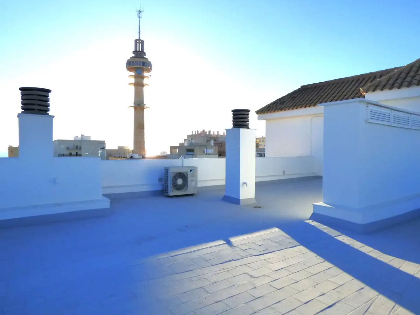 Außenansicht von Dachboden zum Verkauf in Cádiz mit Heizung und Terrasse