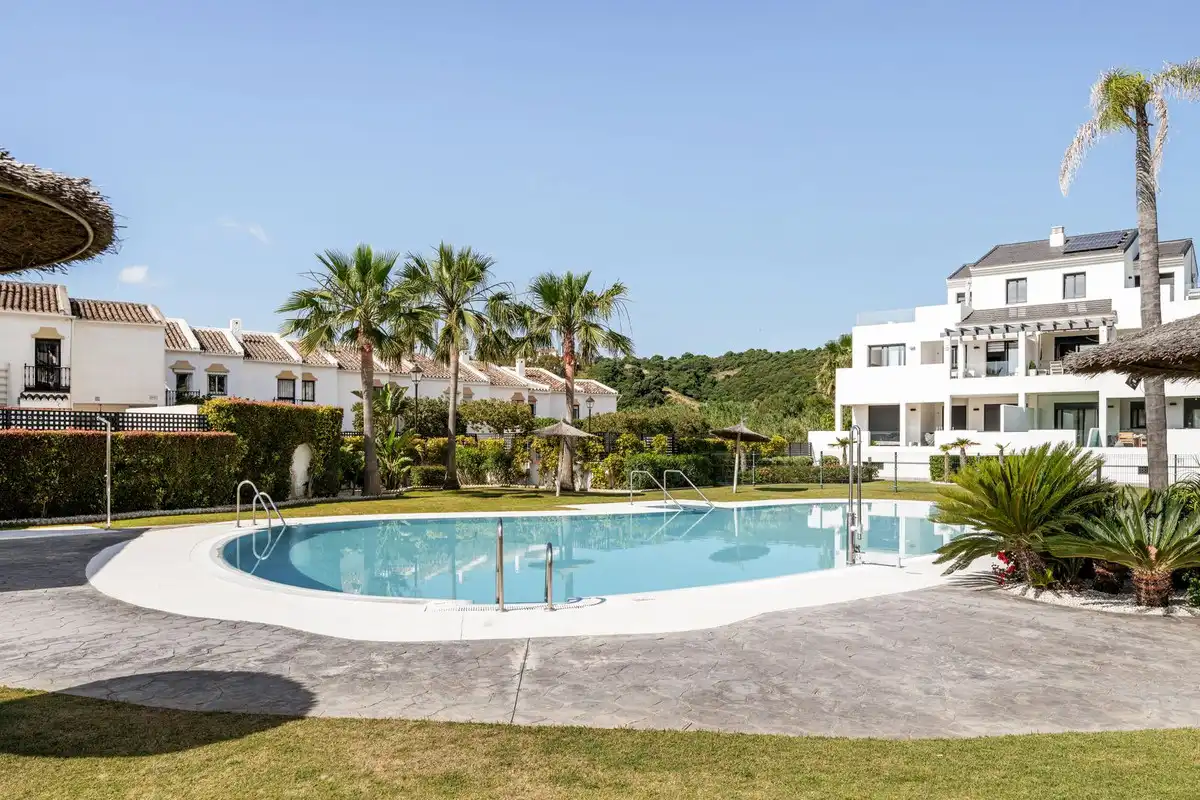 Jardí de Dúplex en venda en Estepona amb Aire condicionat, Terrassa i Piscina comunitària