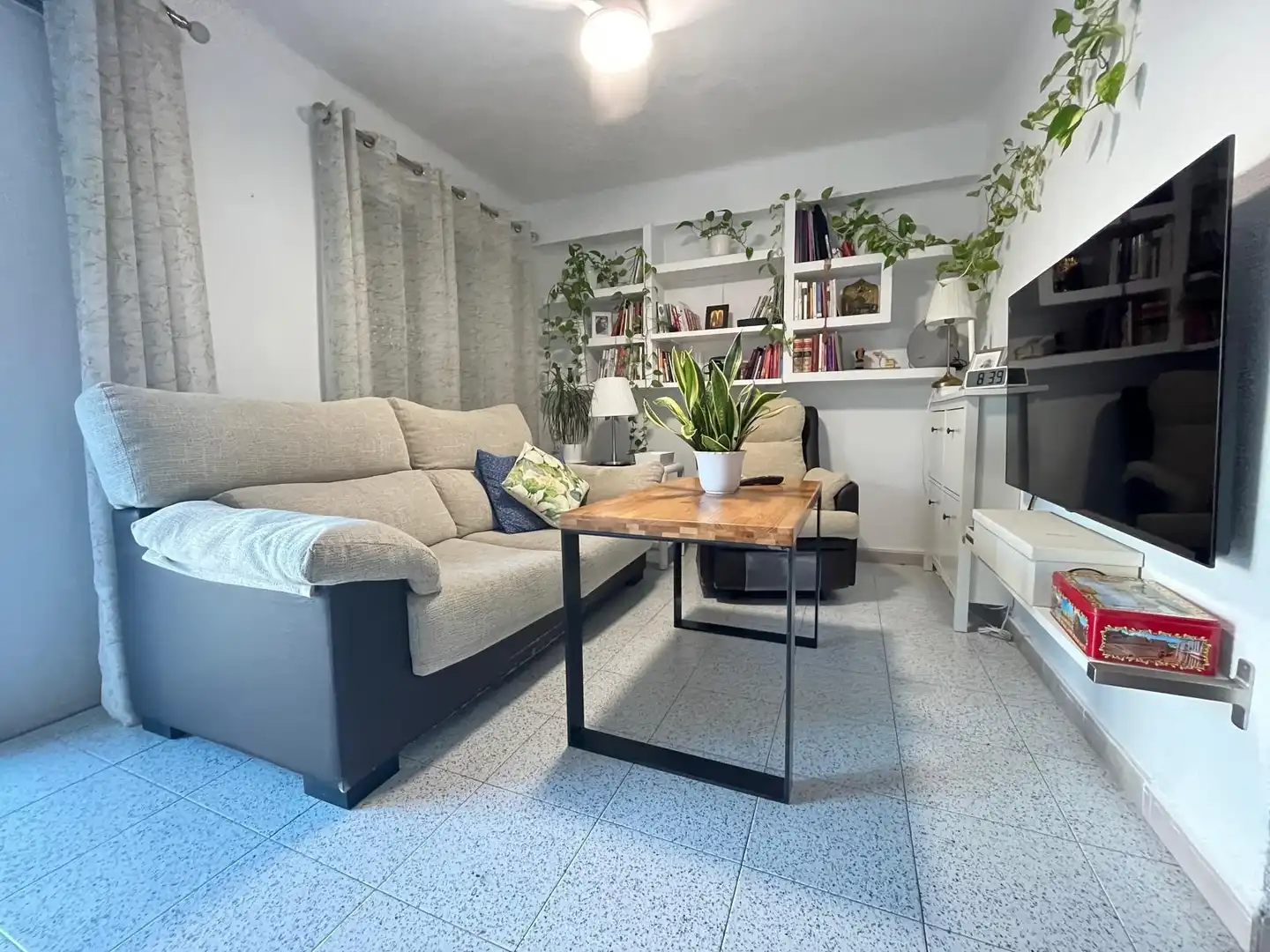Living room of Flat for sale in Sevilla  with Air Conditioner, Furnished and Balcony