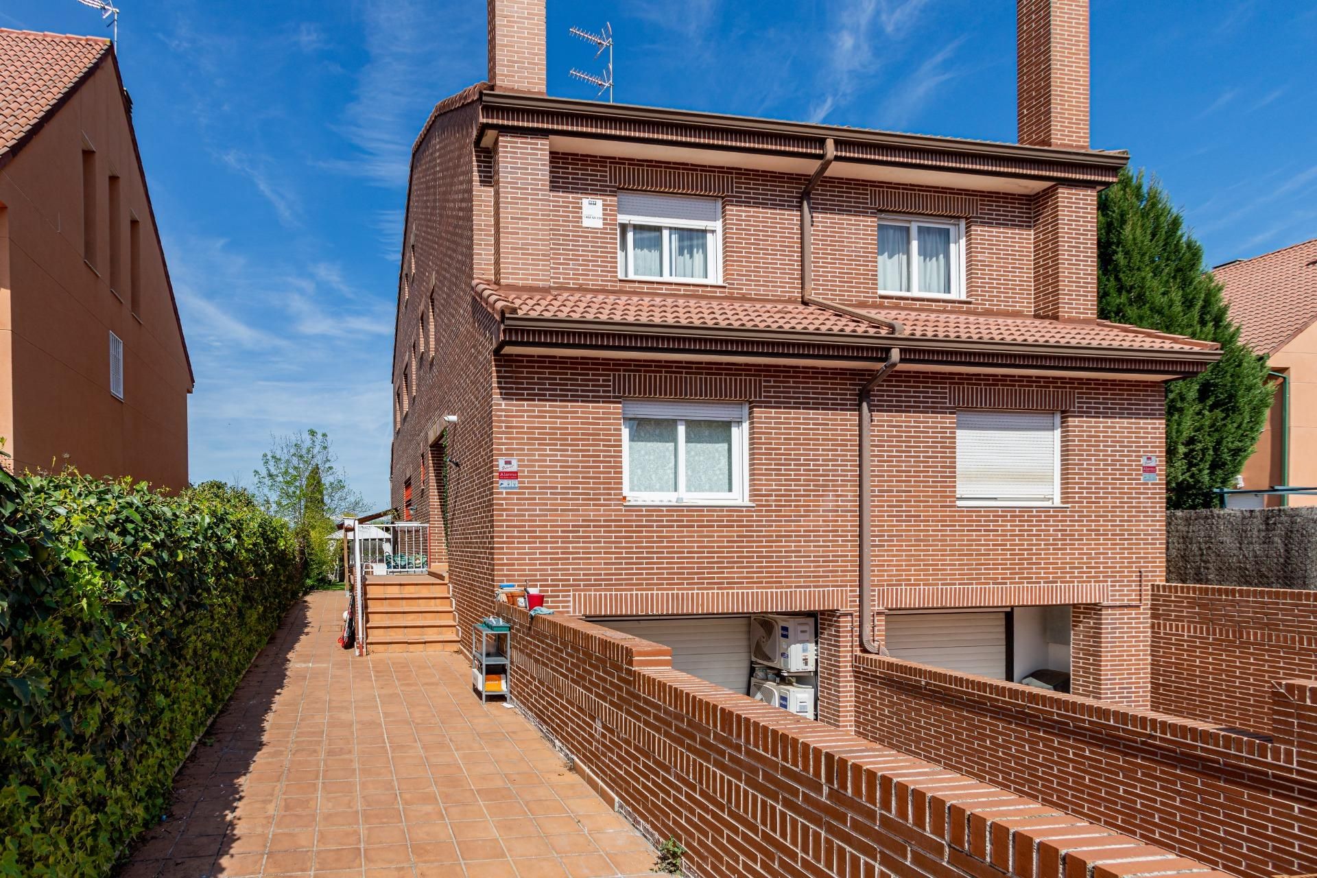 Vista exterior de Casa adosada en venta en Algete con Aire acondicionado, Calefacción y Jardín privado
