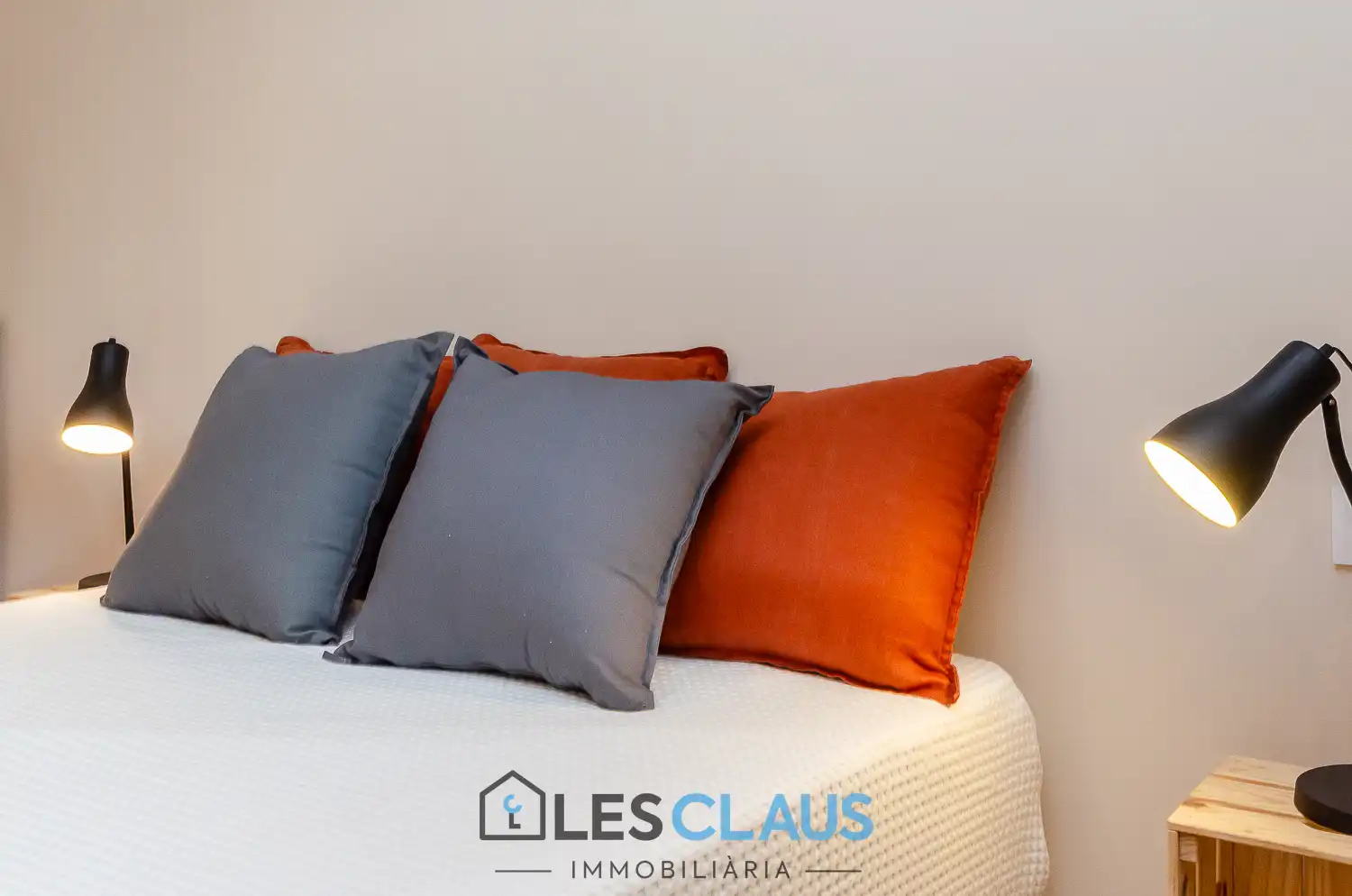 Schlafzimmer von Wohnung zum Verkauf in Barcelona mit Parkett, Ofen und Mikrowelle