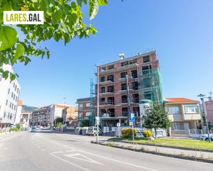 Vista exterior de Pis en venda en Cangas  amb Terrassa, Piscina i Balcó