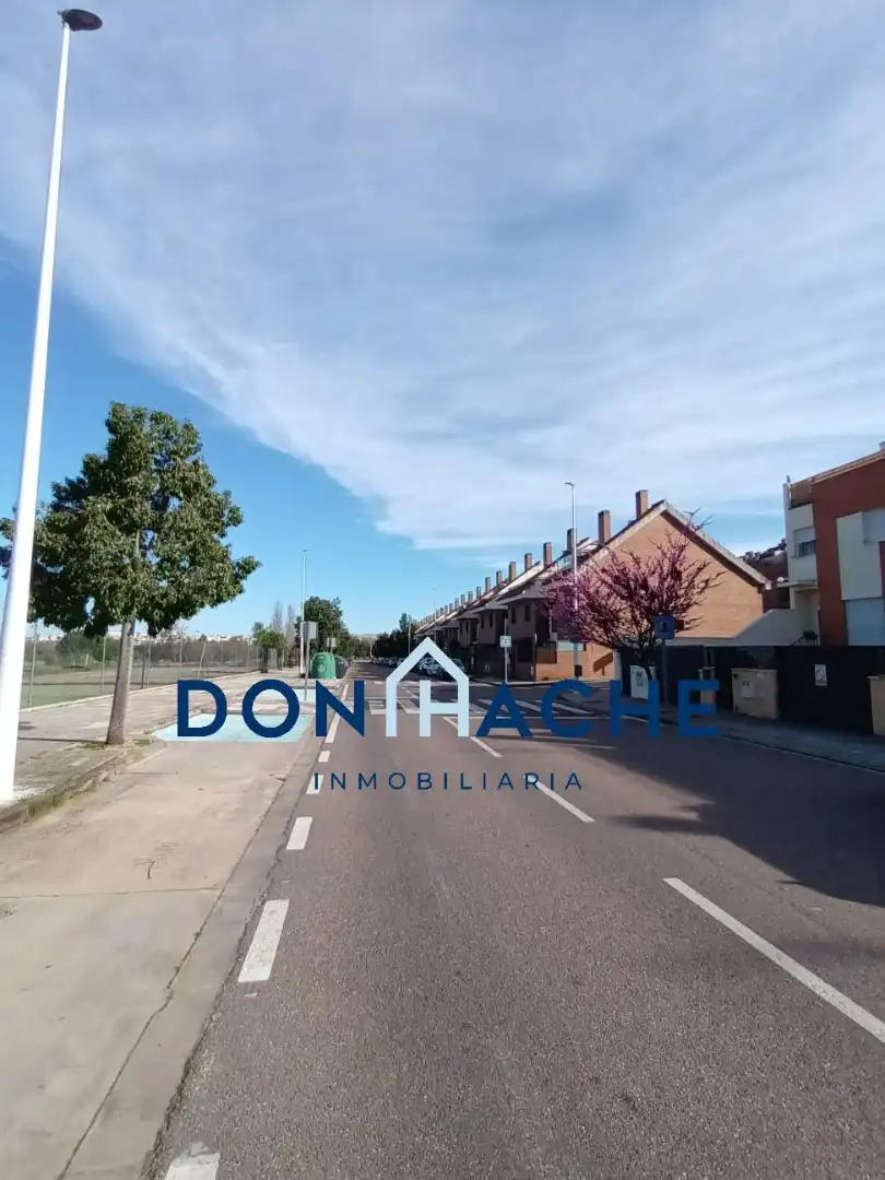Vista exterior de Casa adosada en venta en Mérida con Aire acondicionado, Calefacción y Parquet