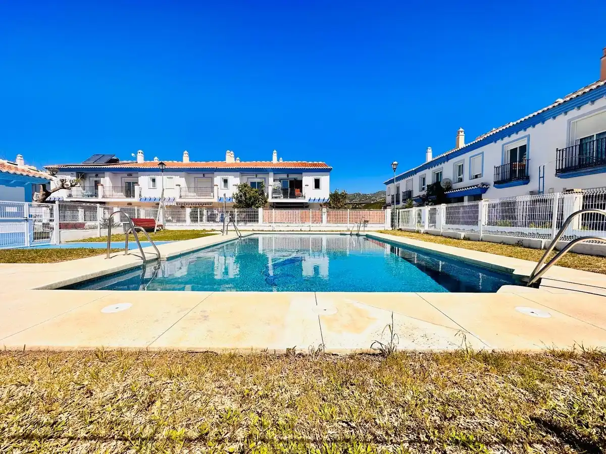 Piscina de Casa adosada en venda en Vélez-Málaga amb Aire condicionat, Calefacció i Terrassa