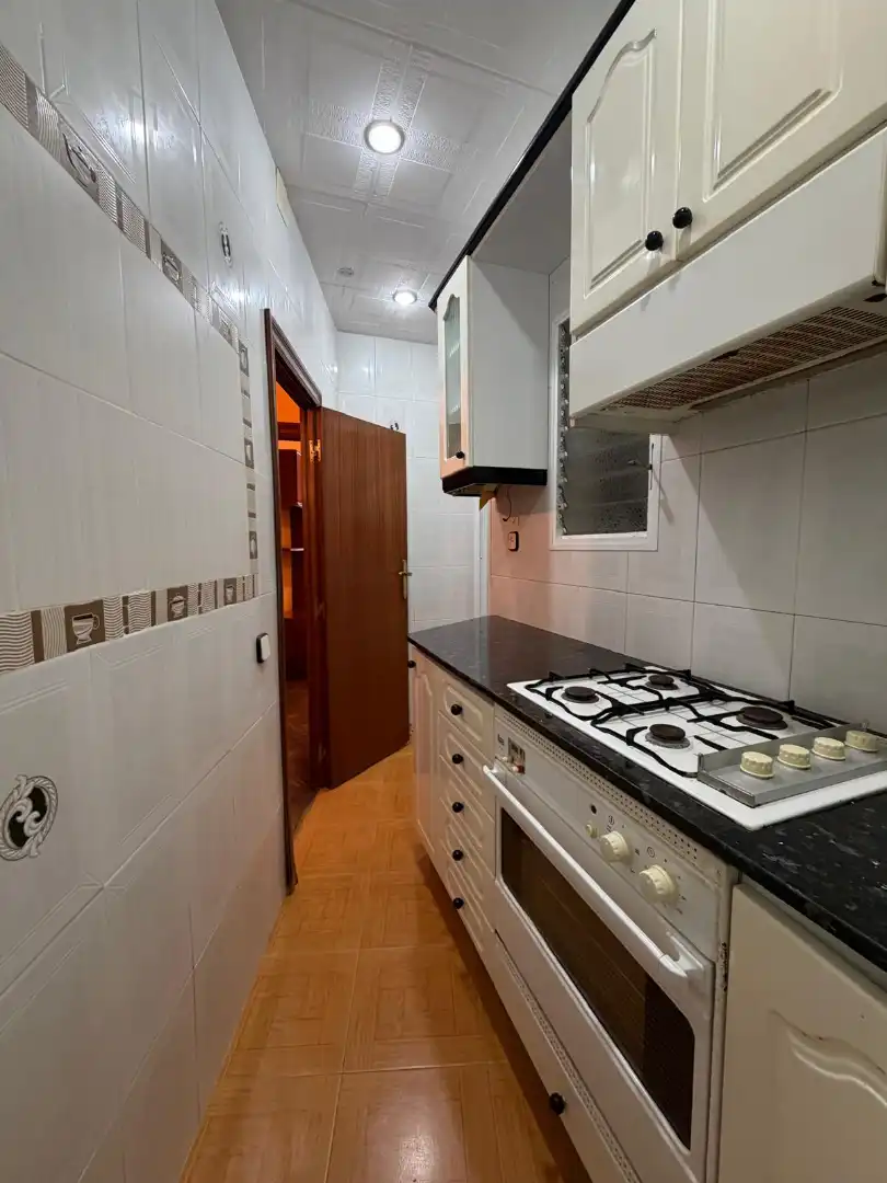 Cuina de Pis en venda en Barcelona amb Moblat, Forn i Balcó