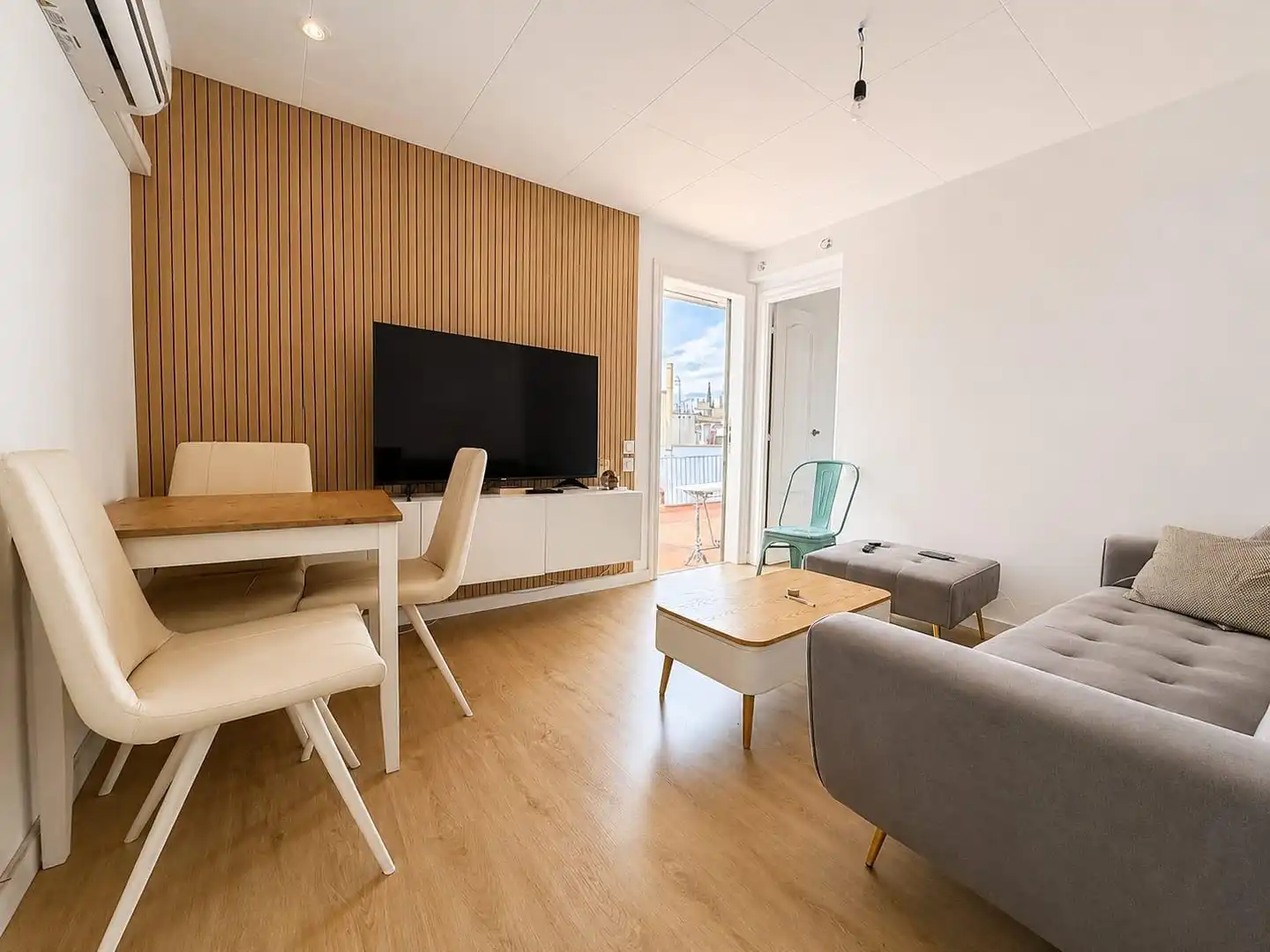 Wohnzimmer von Dachboden zum Verkauf in Barcelona mit Klimaanlage, Heizung und Terrasse