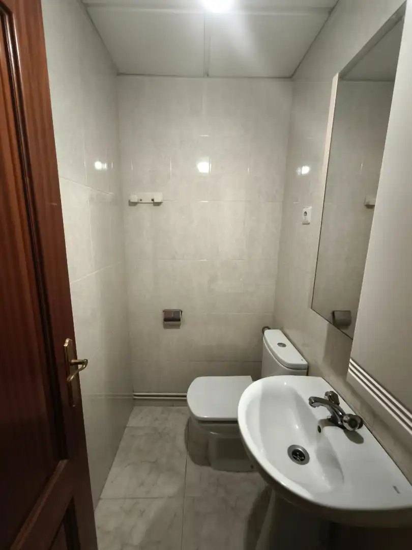 Bathroom of Flat for rent in Santiago de Compostela   with Heating, Parquet flooring and Furnished