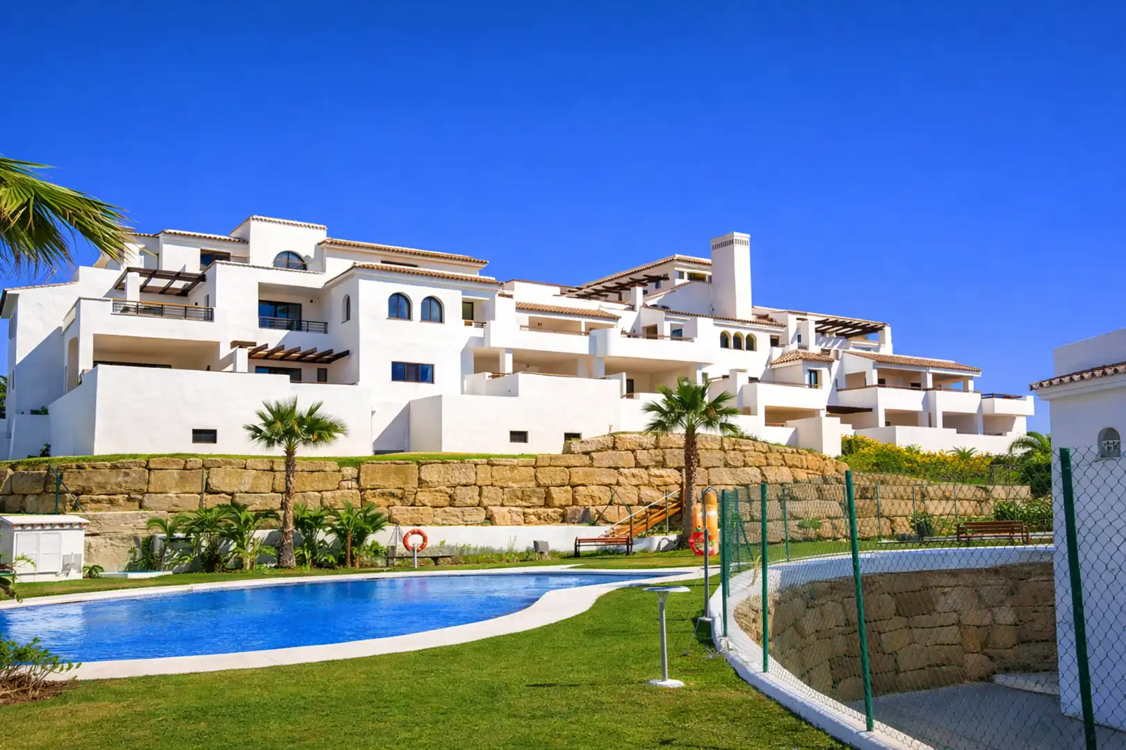 Vista exterior de Apartament en venda en Casares amb Aire condicionat, Terrassa i Piscina