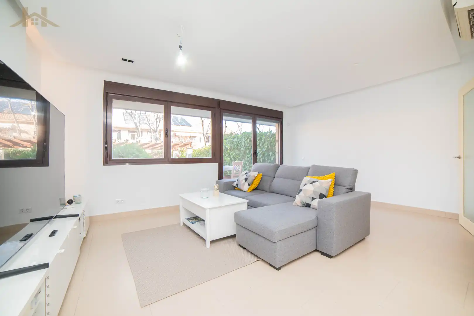 Sala de estar de Casa adosada en venta en Valdemoro con Aire acondicionado, Calefacción y Jardín privado