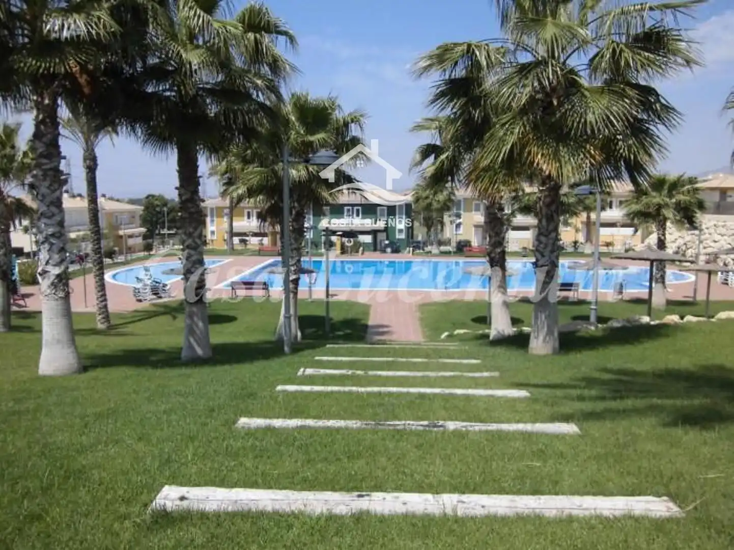 Casa a schiera con piscina in vendita a Marge