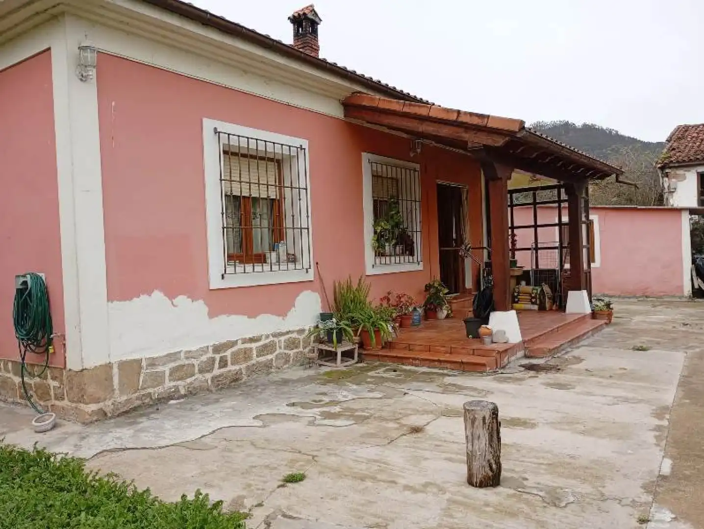 Vista exterior de Casa o chalet en venta en Los Corrales de Buelna  con Calefacción, Jardín privado y Terraza