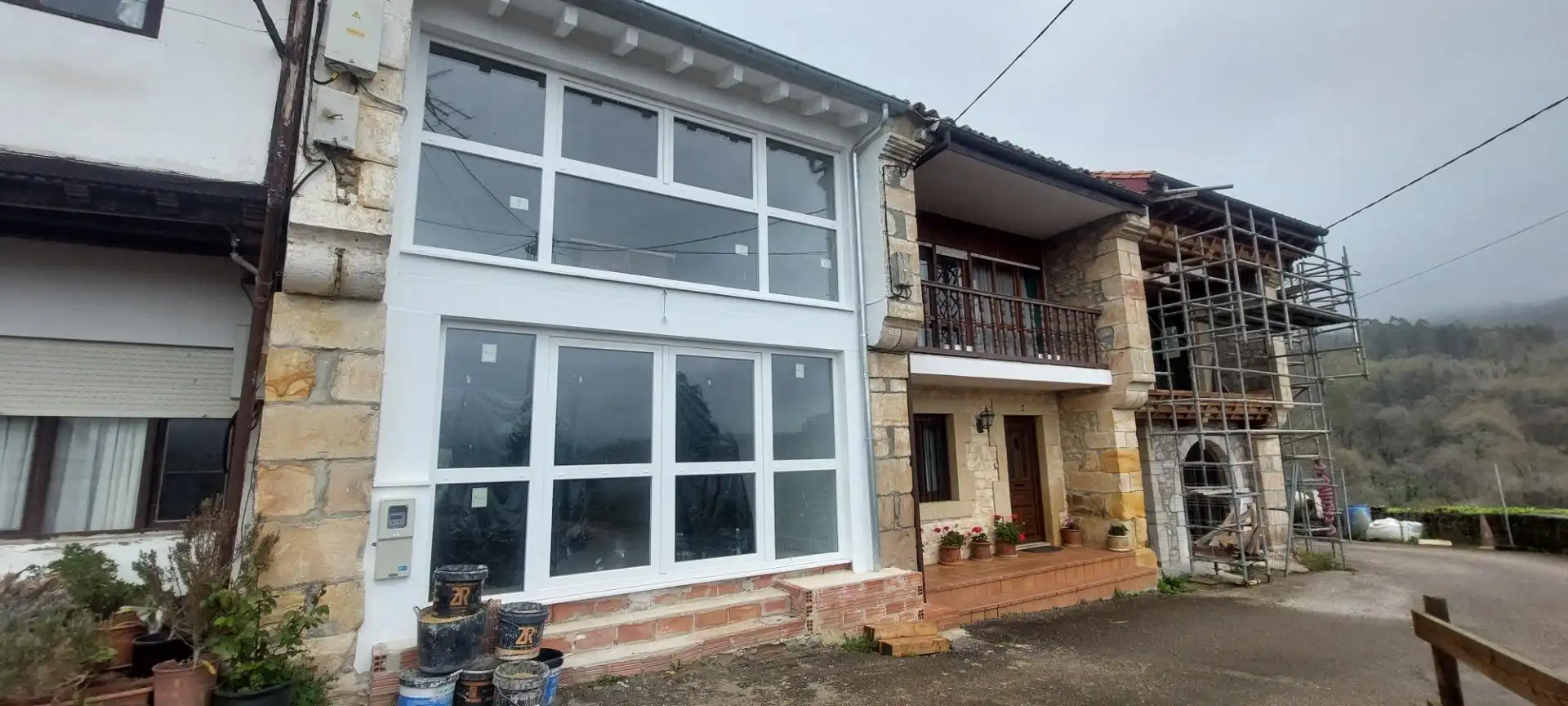 Vista exterior de Casa adosada en venda en Udías amb Calefacció