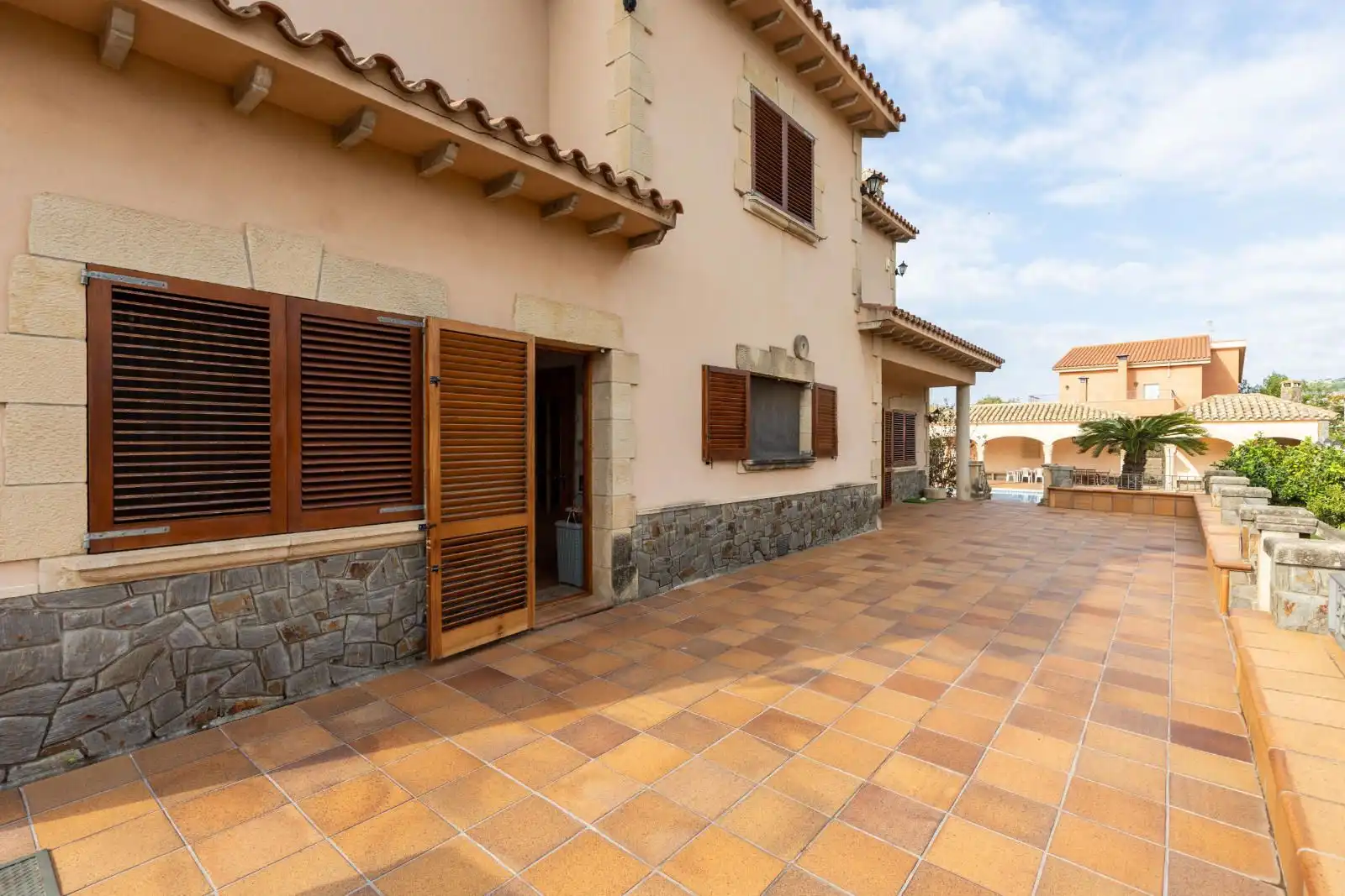 Vista exterior de Casa o xalet en venda en Mataró amb Terrassa i Piscina