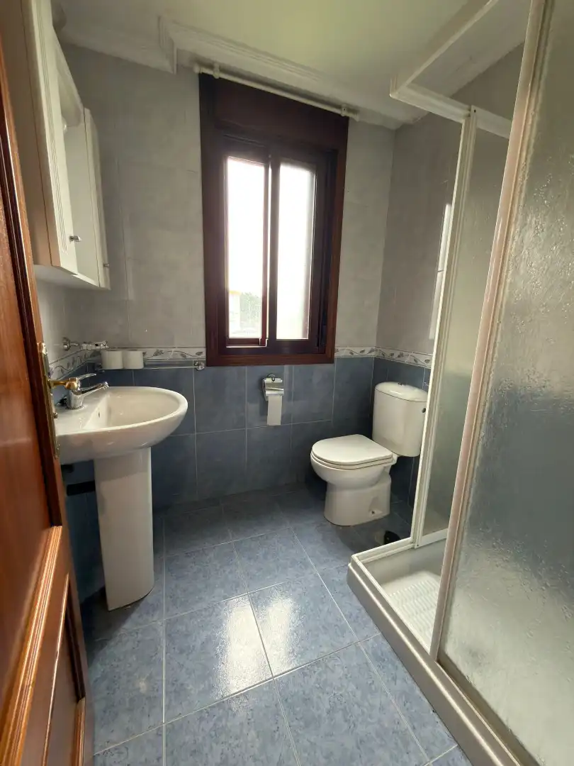Baño de Piso en venta en Pontevedra Capital  con Calefacción, Parquet y Trastero