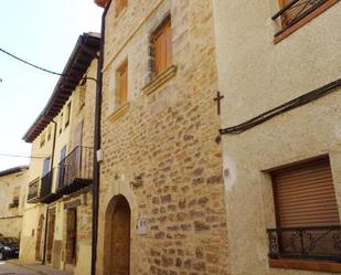 Vista exterior de Casa adosada en venda en Monroyo amb Jardí privat, Terrassa i Traster