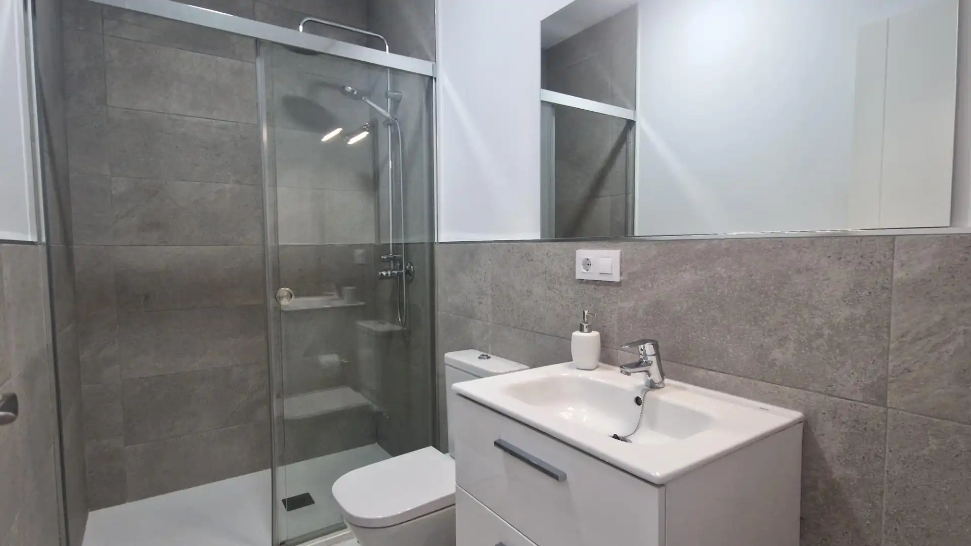 Badezimmer von Wohnung zur Miete in Jerez de la Frontera mit Klimaanlage und Möbliert