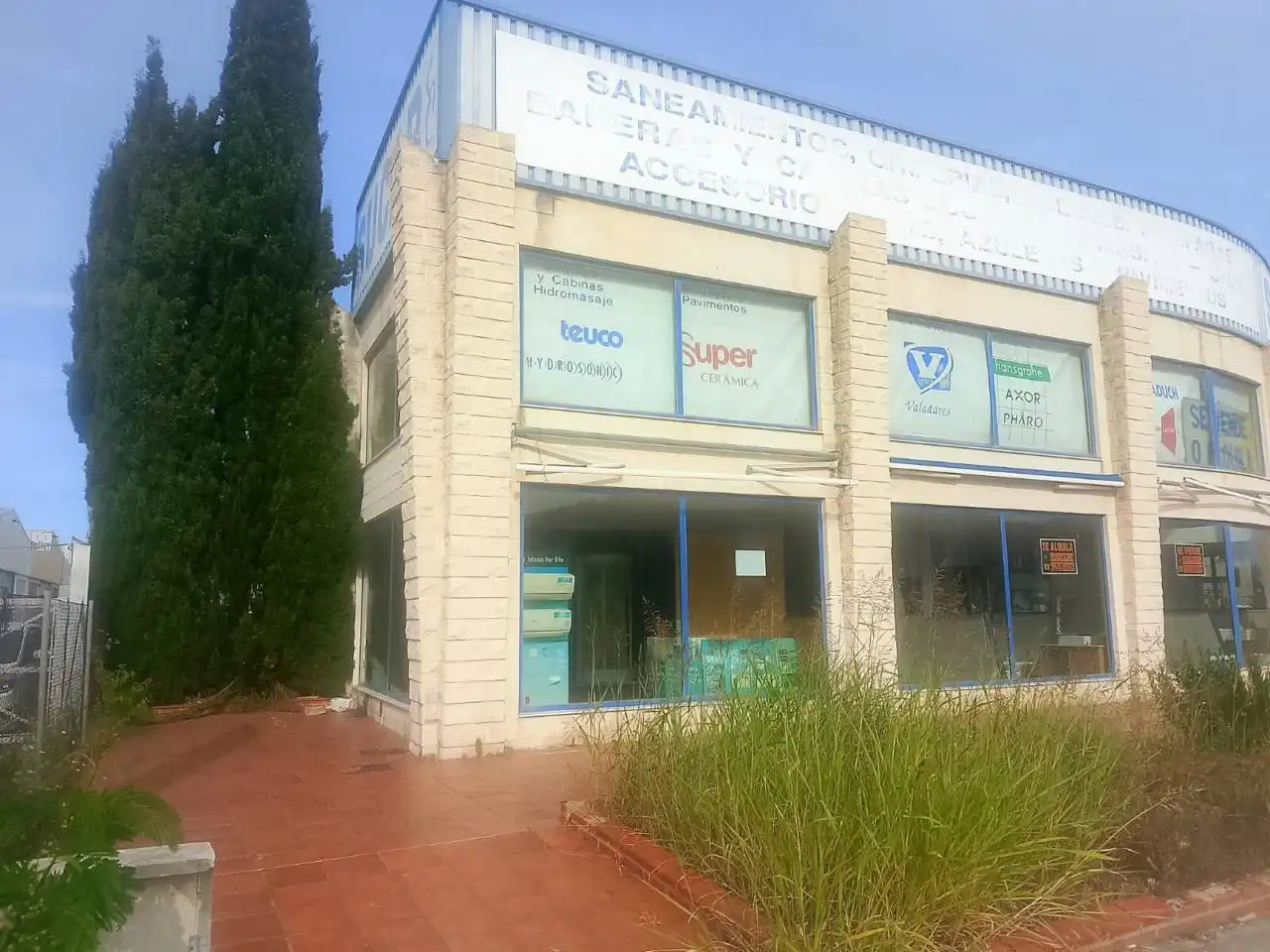 Vista exterior de Nave industrial de alquiler en Gandia con Calefacción y Alarma
