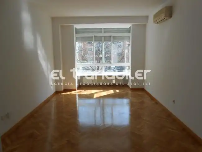 Sala d'estar de Pis en venda en Madrid amb Aire condicionat, Parquet i Piscina