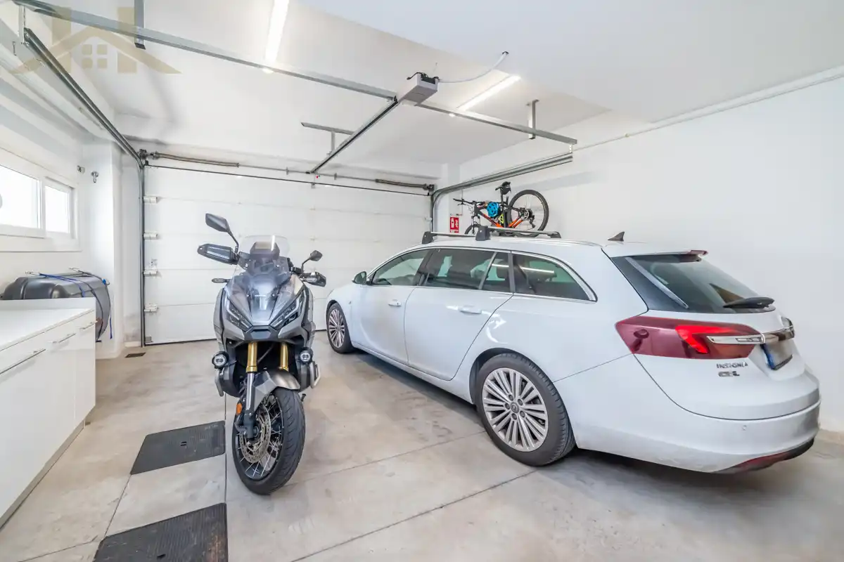 Parking de Casa adosada en venta en Rivas-Vaciamadrid con Aire acondicionado, Calefacción y Jardín privado