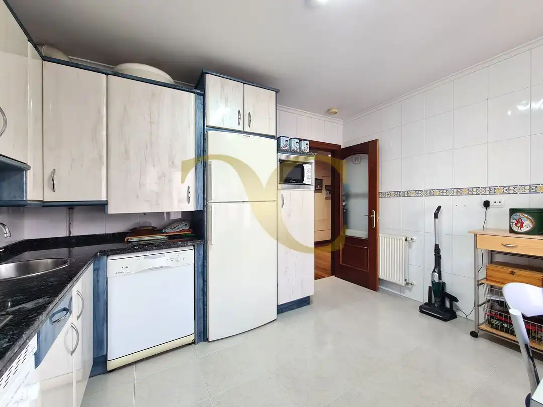 Cuina de Dúplex en venda en Avilés amb Calefacció, Jardí privat i Traster