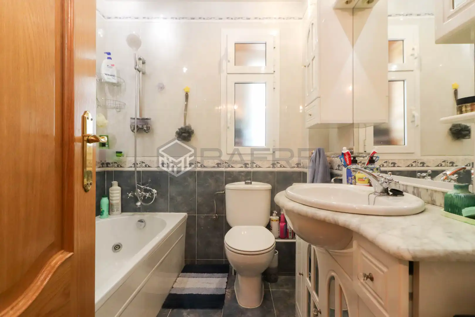 Bathroom of Flat for sale in Madrid  with Air Conditioner, Heating and Parquet flooring