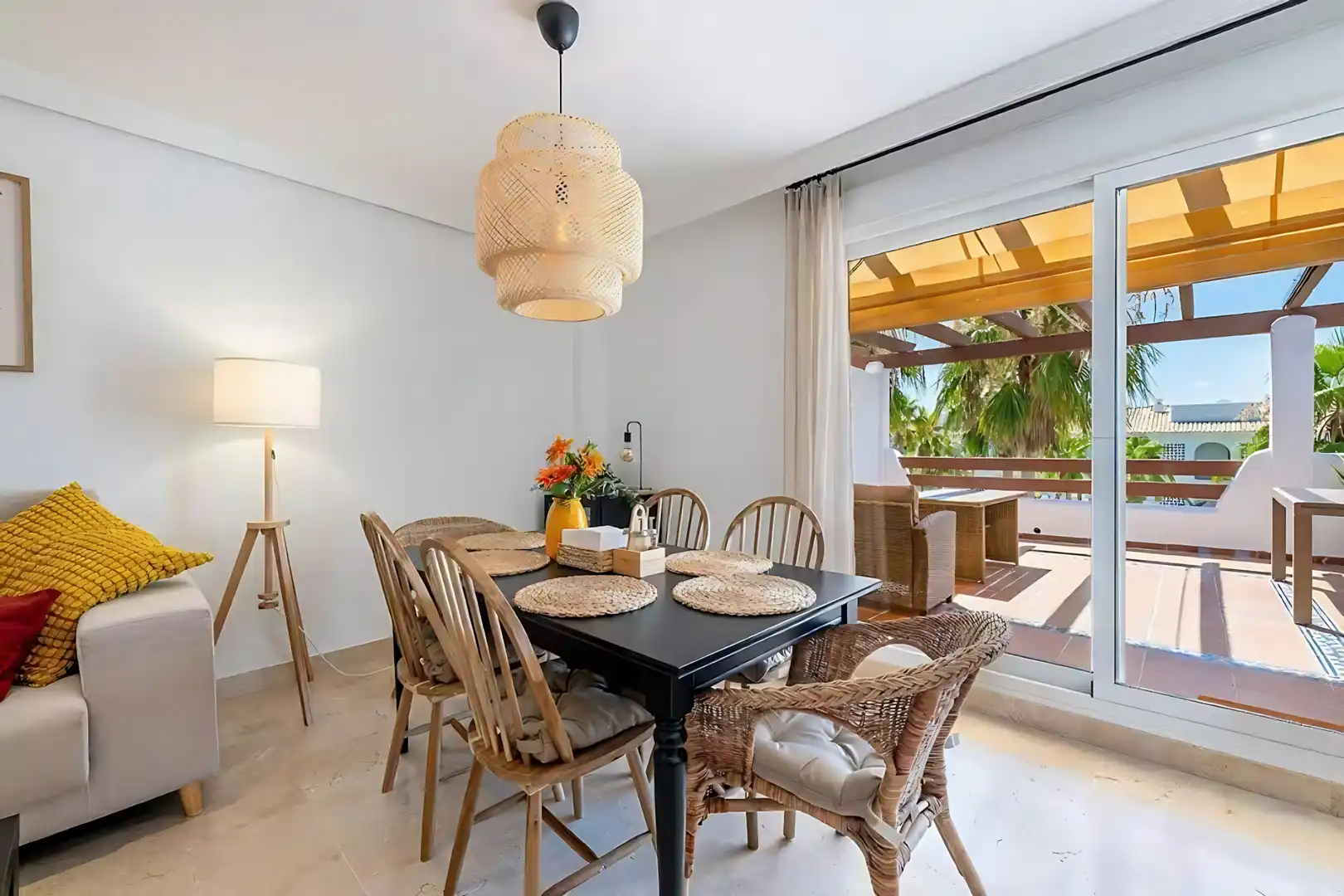 Comedor de Apartamento de alquiler en Estepona con Aire acondicionado, Terraza y Piscina