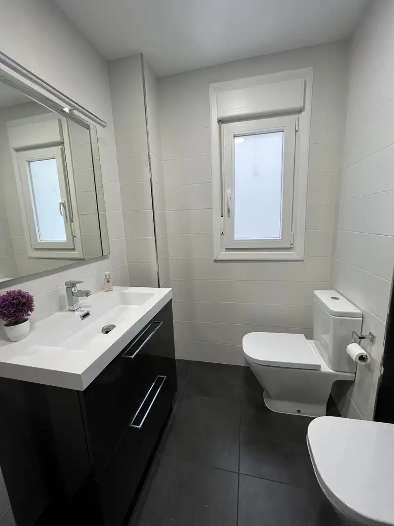 Baño de Piso de alquiler en Almería con Aire acondicionado, Calefacción y Amueblado