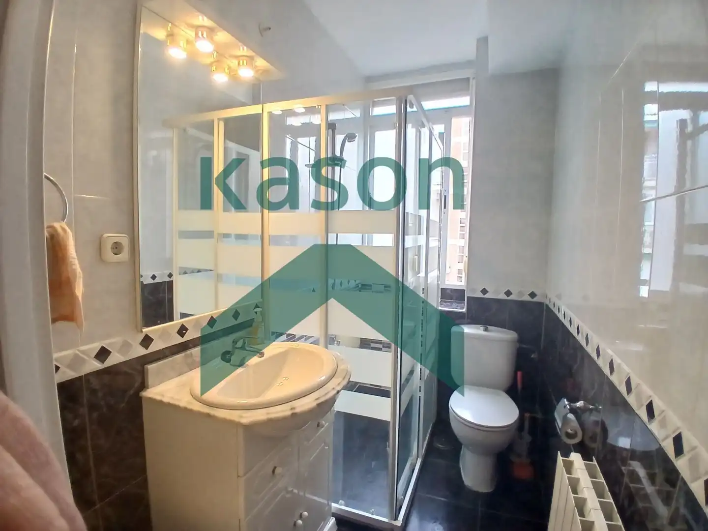 Bathroom of Flat for sale in Madrid  with Heating, Terrace and Furnished