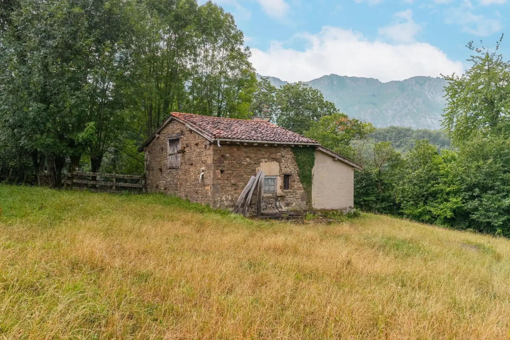 Finca rústica en venta en Sobrescobio con Jardín privado, Terraza y Amueblado