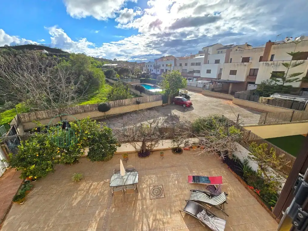 Vista exterior de Casa adosada en venda en Colmenar amb Aire condicionat, Terrassa i Piscina