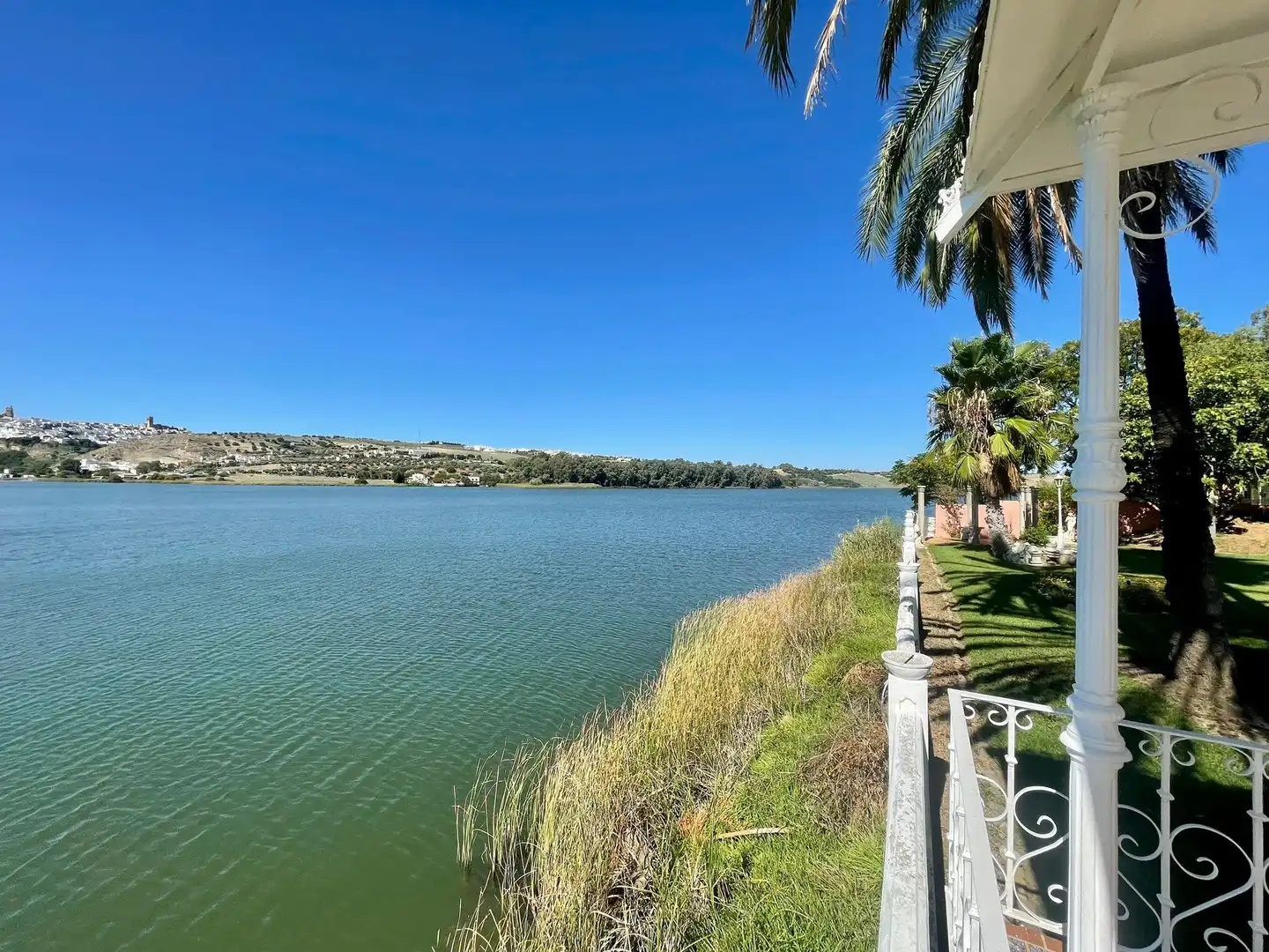 Vista exterior de Casa o xalet en venda en Arcos de la Frontera amb Aire condicionat, Jardí privat i Terrassa