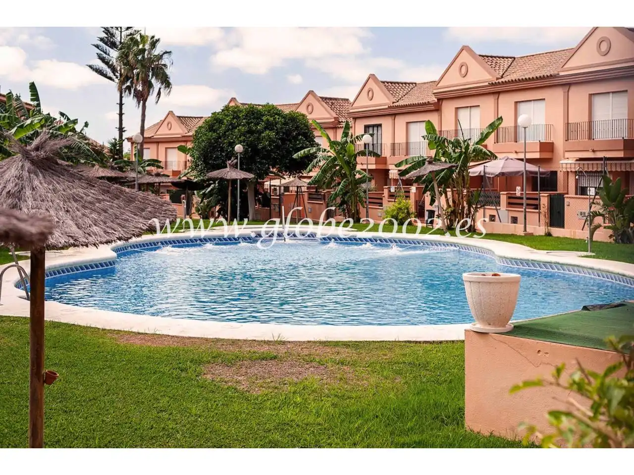 Piscina de Casa adosada de lloguer en Chiclana de la Frontera amb Aire condicionat, Terrassa i Moblat