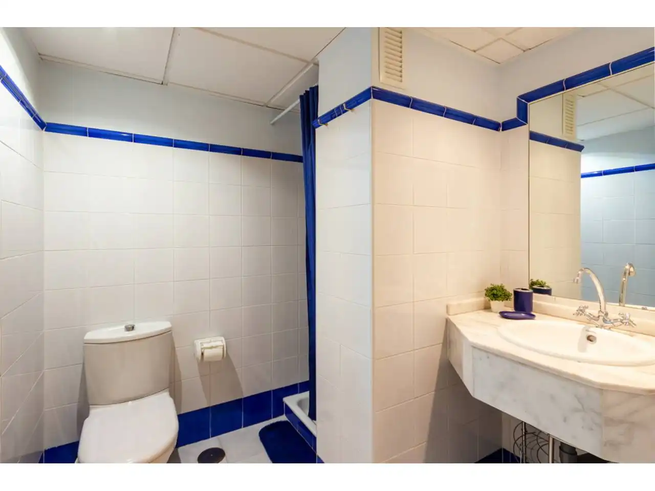 Bany de Apartament en venda en Almuñécar amb Terrassa, Traster i Alarma
