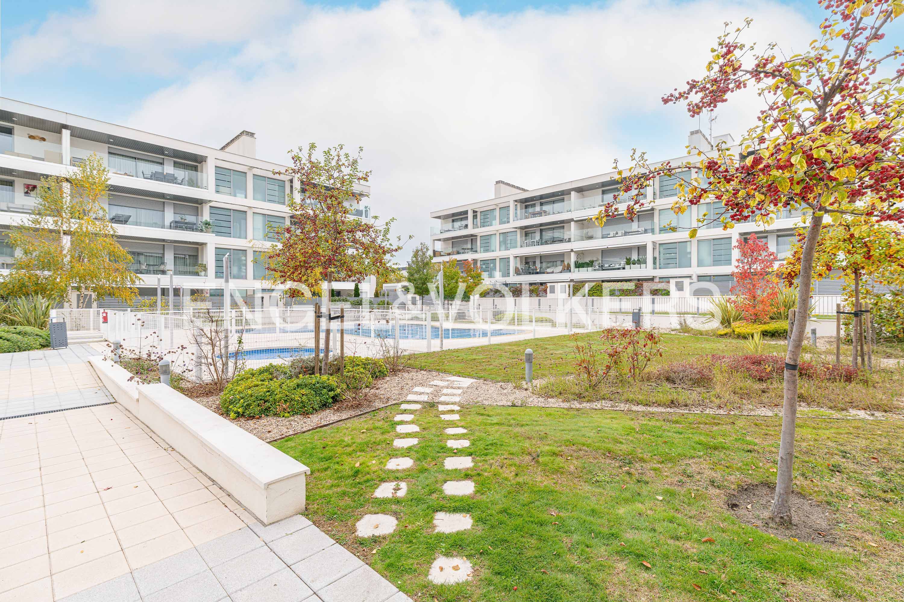 Vista exterior de Àtic en venda en Boadilla del Monte amb Calefacció, Terrassa i Traster