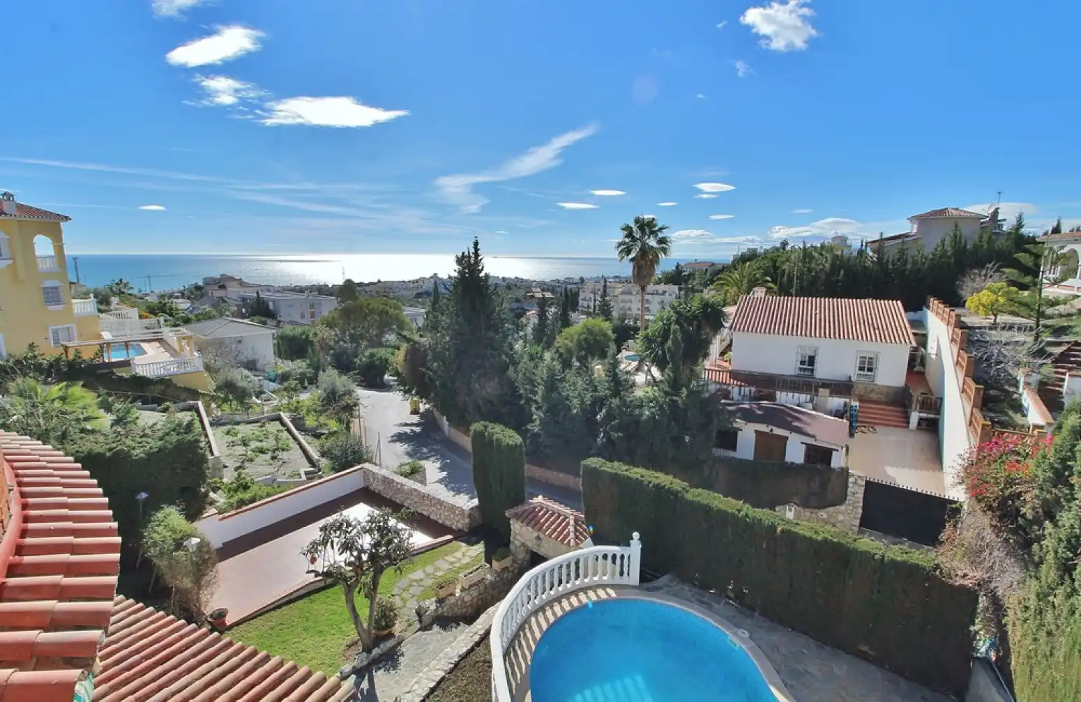 Vista exterior de Casa o xalet en venda en Rincón de la Victoria amb Aire condicionat, Jardí privat i Terrassa