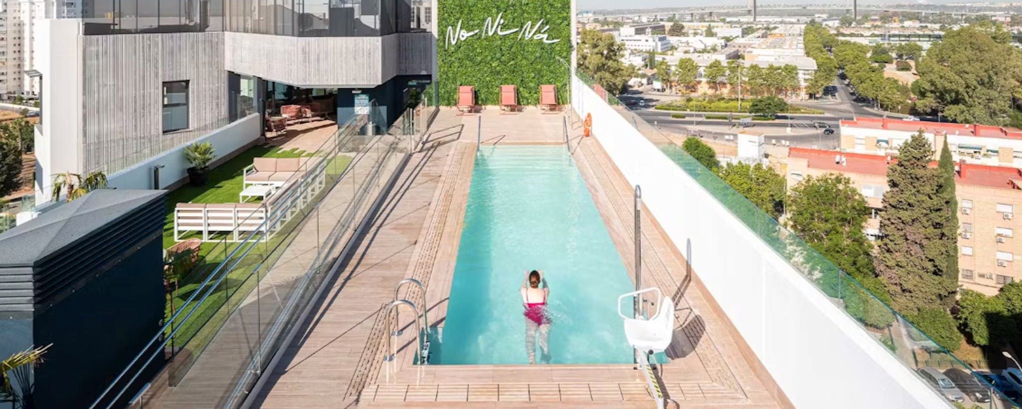 Swimming pool of Flat to rent in  Sevilla Capital  with Air Conditioner, Heating and Furnished