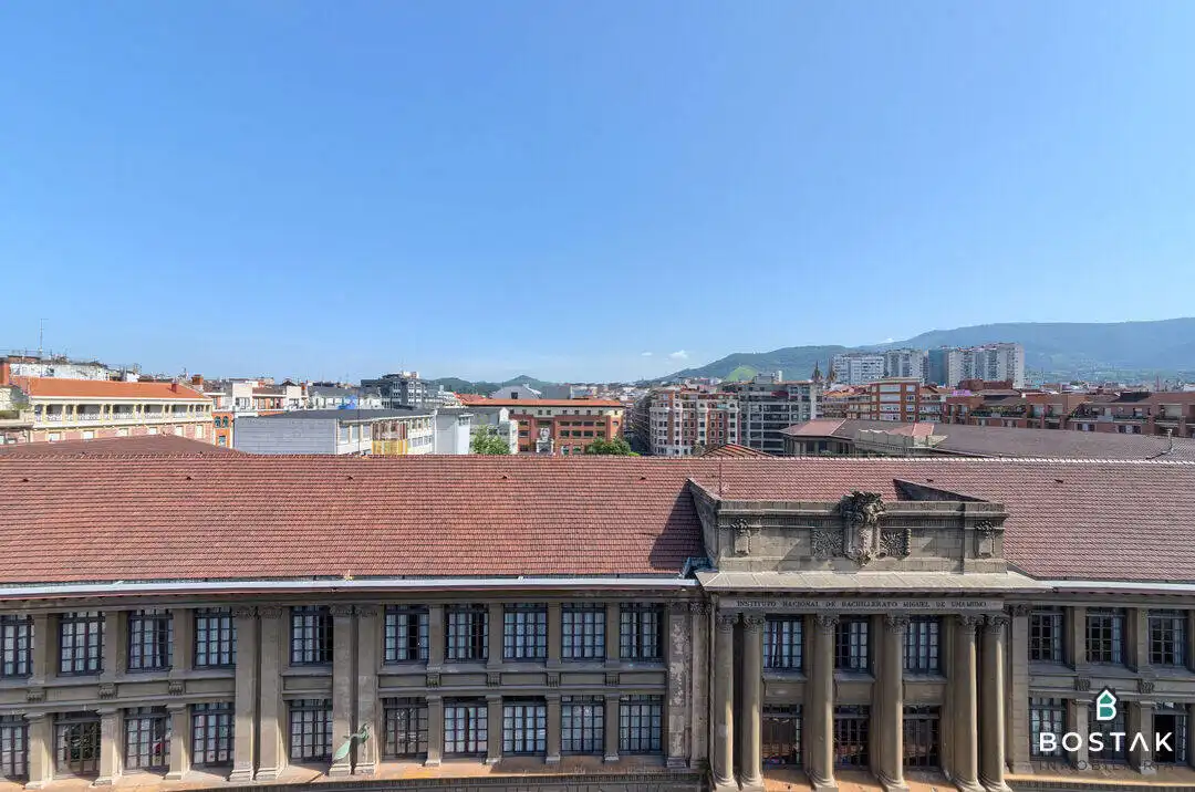 Vista exterior de Ático de alquiler en Bilbao  con Calefacción, Terraza y Balcón