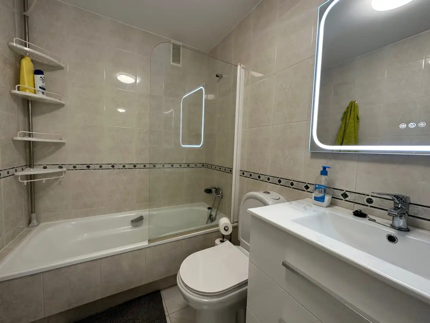 Bathroom of Flat for rent in Santiago de Compostela   with Heating, Furnished and Oven
