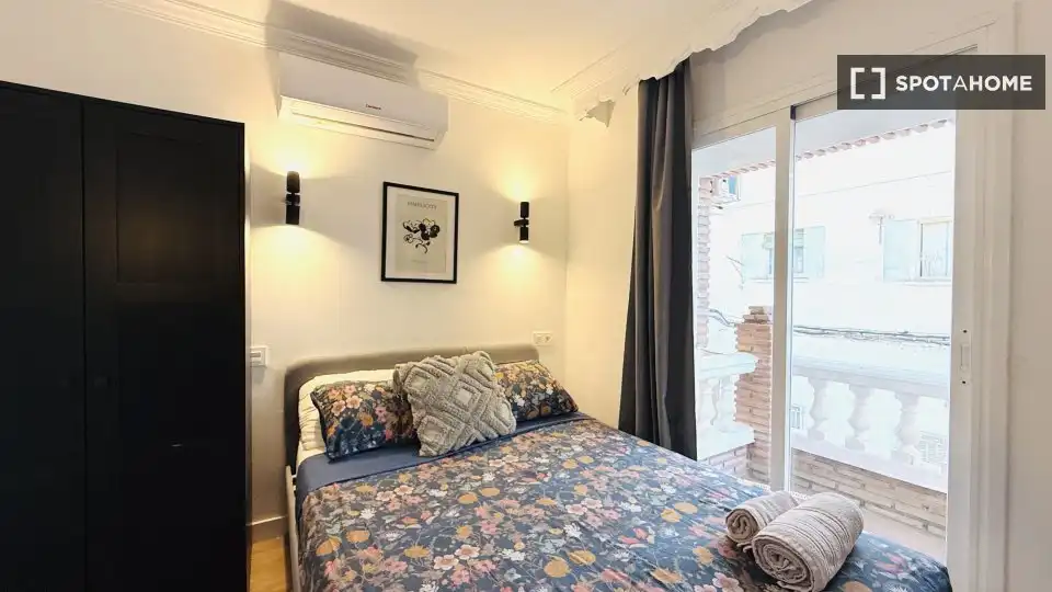 Dormitori de Estudi per a compartir en Granada amb Aire condicionat, Terrassa i Moblat