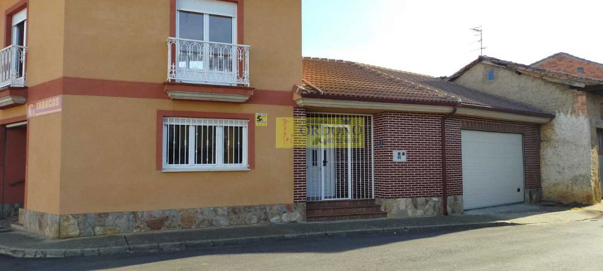 Vista exterior de Casa o xalet en venda en Vega de Infanzones amb Terrassa, Traster i Balcó