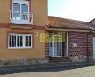 Vista exterior de Casa o xalet en venda en Vega de Infanzones amb Terrassa i Balcó