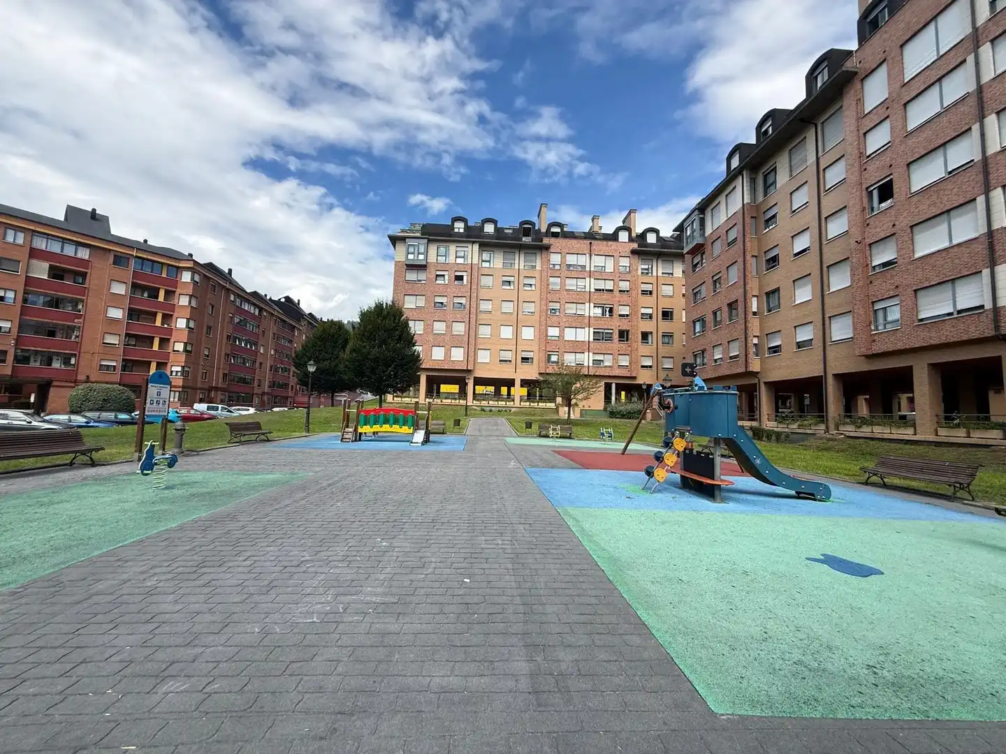 Vista exterior de Pis en venda en Oviedo  amb Calefacció, Jardí privat i Traster