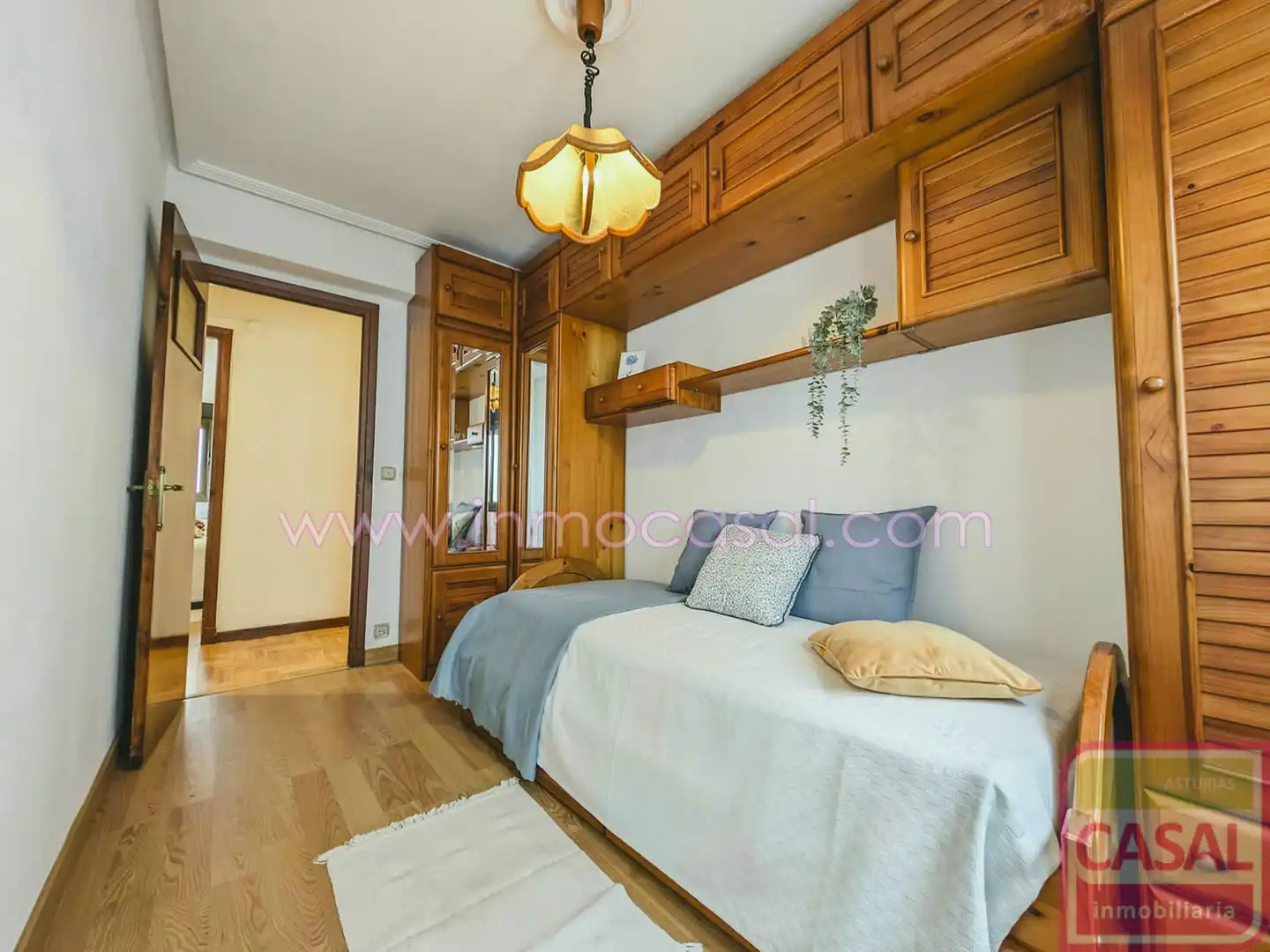 Habitación de Piso en venta en Oviedo  con Calefacción, Trastero y Amueblado